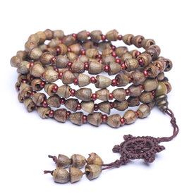 Bracelet fait de graines d'eucalyptus