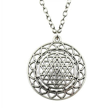 Charger l'image dans la galerie, Amulette au shri yantra - image 1