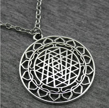 Charger l'image dans la galerie, Amulette au shri yantra - image 2