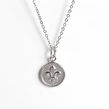 Charger l'image dans la galerie, Amulette décorée de la fleur de lys - image 4