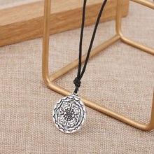 Charger l'image dans la galerie, Amulette décorée du Shri Yantra - image 3