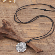 Charger l'image dans la galerie, Amulette décorée du Shri Yantra - image 4
