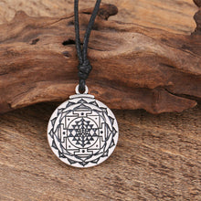 Charger l'image dans la galerie, Amulette décorée du Shri Yantra - image 2