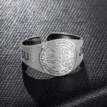 Charger l'image dans la galerie, Bague à la médaille de Saint Benoit - image 4