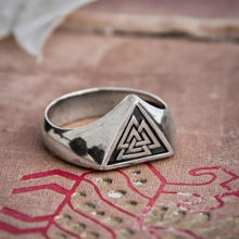 Laden Sie das Bild in den Galerie-Viewer, Bague au Valknut - image 3