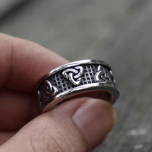 Charger l'image dans la galerie, Bague aux triquetra alternées - image 2