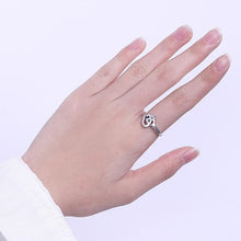 Laden Sie das Bild in den Galerie-Viewer, Bague portant le symbole du Om - image 5