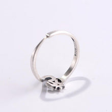 Laden Sie das Bild in den Galerie-Viewer, Bague portant le symbole du Om - image 4