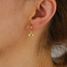 Load image into Gallery viewer, Boucles d'oreilles incrustées du Nazar Boncuk - image 2