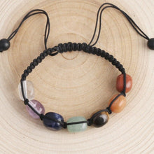 Charger l'image dans la galerie, Bracelet aux pierres rondes des sept chakras - image 4