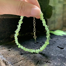 Laden Sie das Bild in den Galerie-Viewer, Bracelet en pierres péridot - image 5
