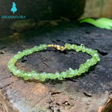 Laden Sie das Bild in den Galerie-Viewer, Bracelet en pierres péridot - image 2