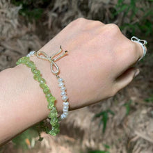 Laden Sie das Bild in den Galerie-Viewer, Bracelet en pierres péridot - image 3