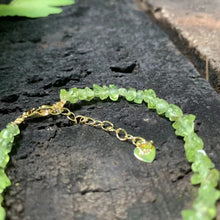 Laden Sie das Bild in den Galerie-Viewer, Bracelet en pierres péridot - image 6