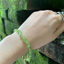Laden Sie das Bild in den Galerie-Viewer, Bracelet en pierres péridot - image 4