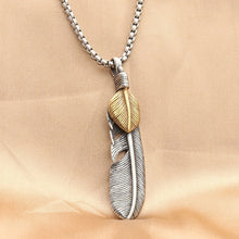Laden Sie das Bild in den Galerie-Viewer, Collier décoré d'une plume d'honneur - image 4