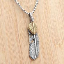 Laden Sie das Bild in den Galerie-Viewer, Collier décoré d'une plume d'honneur - image 3