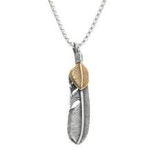 Laden Sie das Bild in den Galerie-Viewer, Collier décoré d'une plume d'honneur - image 1
