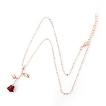 Laden Sie das Bild in den Galerie-Viewer, Collier décoré d'une rose rouge - image 4