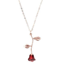 Laden Sie das Bild in den Galerie-Viewer, Collier décoré d'une rose rouge - image 1