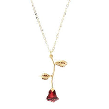 Laden Sie das Bild in den Galerie-Viewer, Collier décoré d'une rose rouge - image 3