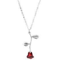 Laden Sie das Bild in den Galerie-Viewer, Collier décoré d'une rose rouge - image 2