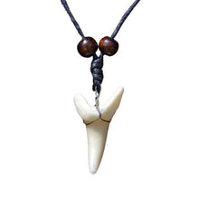 Laden Sie das Bild in den Galerie-Viewer, Collier dent de requin - image 1