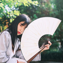 Laden Sie das Bild in den Galerie-Viewer, Éventail japonais de geisha - image 2
