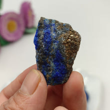 Charger l'image dans la galerie, Morceau de lapis lazuli brut - image 2