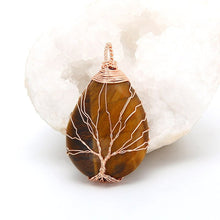 Cargar imagen en el visor de la galería, Pendentif à la larme de cristal et à l'arbre de vie - image 9