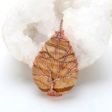 Cargar imagen en el visor de la galería, Pendentif à la larme de cristal et à l'arbre de vie - image 3