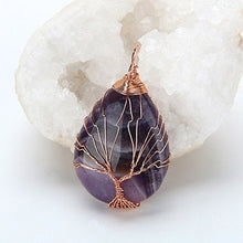Cargar imagen en el visor de la galería, Pendentif à la larme de cristal et à l'arbre de vie - image 8