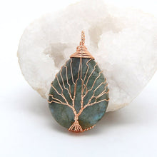 Cargar imagen en el visor de la galería, Pendentif à la larme de cristal et à l'arbre de vie - image 4