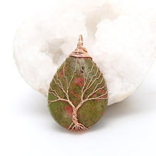 Cargar imagen en el visor de la galería, Pendentif à la larme de cristal et à l'arbre de vie - image 10