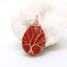 Cargar imagen en el visor de la galería, Pendentif à la larme de cristal et à l'arbre de vie - image 6
