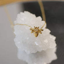 Load image into Gallery viewer, Pendentif à l'abeille mellifère - image 3