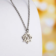 Cargar imagen en el visor de la galería, Pendentif au lotus en fleur - image 3