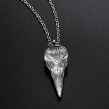 Laden Sie das Bild in den Galerie-Viewer, Pendentif avec un crâne de corbeau - image 5
