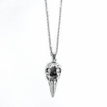 Laden Sie das Bild in den Galerie-Viewer, Pendentif avec un crâne de corbeau - image 1