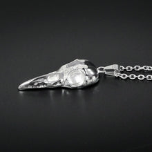 Laden Sie das Bild in den Galerie-Viewer, Pendentif avec un crâne de corbeau - image 6
