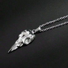 Laden Sie das Bild in den Galerie-Viewer, Pendentif avec un crâne de corbeau - image 4