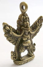 Load image into Gallery viewer, Pendentif de l'homme-oiseau garuda - image 3