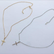 Laden Sie das Bild in den Galerie-Viewer, Pendentif fait d'une croix latine - image 4