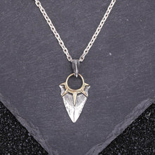 Cargar imagen en el visor de la galería, Pendentif primitif d'une pointe de flèche - image 3