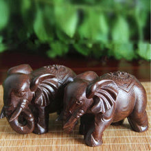 Load image into Gallery viewer, Statuette d'éléphant en bois - image 3