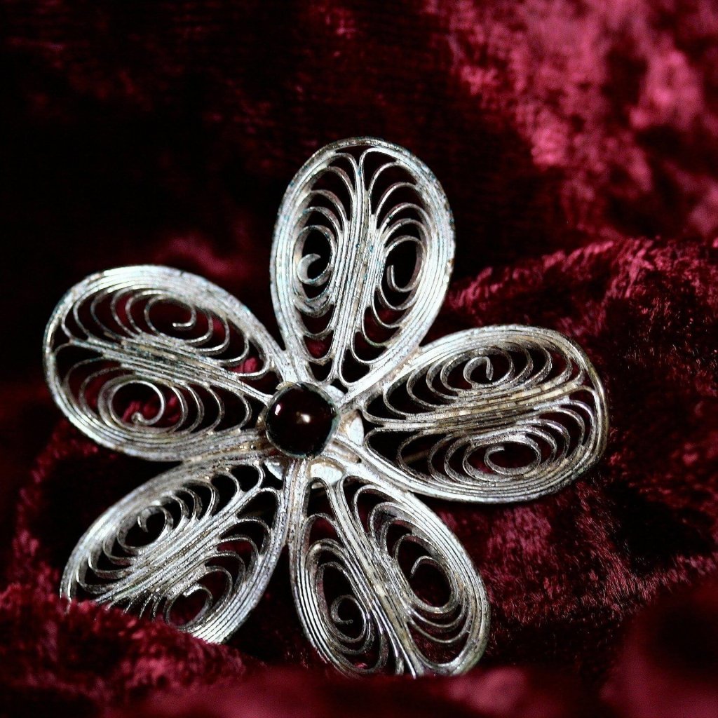 Belle Broche Ancienne En Celluloid - Cigogne En Vol Porte-bonheur Dorée (70x18mm)