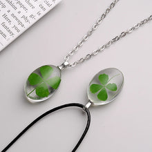 Cargar imagen en el visor de la galería, Collier &quot;vrai&quot; trèfle à 4 feuilles - image 5