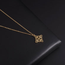 Cargar imagen en el visor de la galería, Amulette aux symboles de la triple déesse - image 3