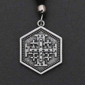 Amulette avec une croix de Jérusalem - Cyril Gendarme