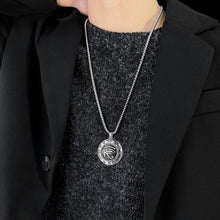 Cargar imagen en el visor de la galería, Amulette de l&#39;oeil d&#39;Horus décorée de glyphes - image 5